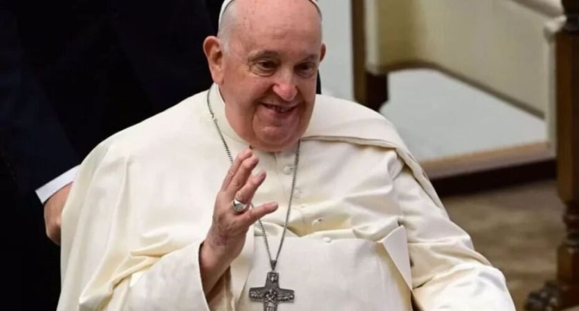 Papa Francisco recebe alta e continuará recuperaçã
