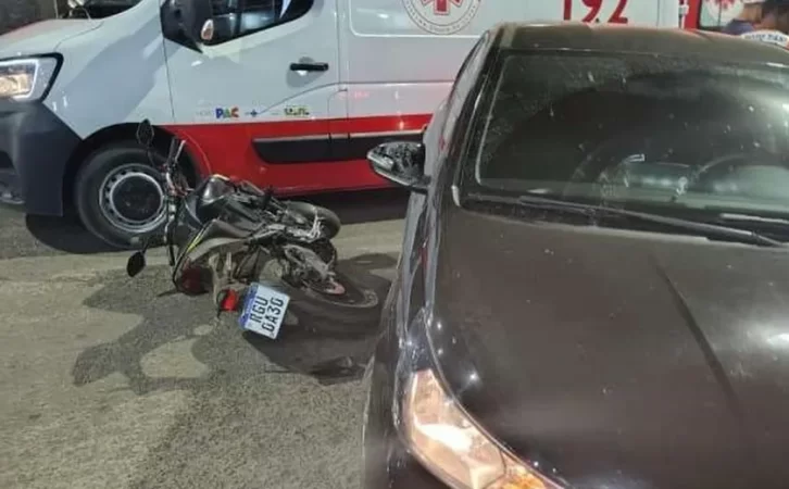 Acidente entre moto e carro de passeio deixa dois 